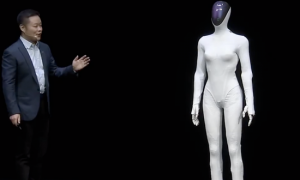 真人套壳？为自证清白，何小鹏剪开人形机器人小腿……