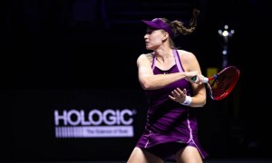 原创 
            WTA总决赛颁奖抓马一幕：莱巴金娜为何拒绝同CEO合照？