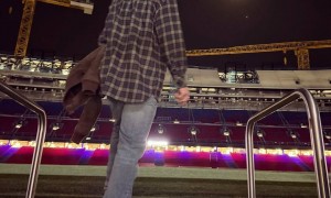 梅西晒照重返诺坎普！西媒：巴萨事先不知情 德保罗陪他去的