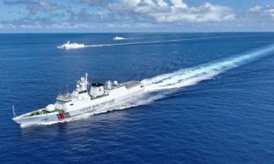 黄岩岛交锋，中方这次没客气：菲船员耳朵被崩伤，高举白旗求饶