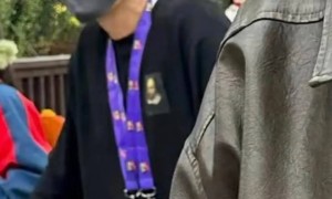 胡歌带女儿逛乐高乐园被偶遇！小茉莉坐在推车里十分乖巧