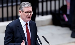 中俄反对无效，英法德掐死伊朗生路！30天内全面重启制裁，伊朗反手抱中国大腿！