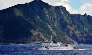 中国大驱赴钓鱼岛，日方喊话数次无果，眼睁睁看中方投下不明物体