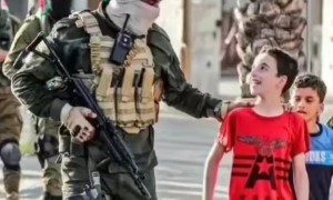 哈马斯计划投降，加沙民众上街庆祝！以色列回应:得先放人