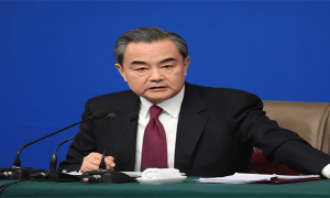 伊朗要行动了？美军集结大批军舰，中方一通电话打到伊朗外长那里