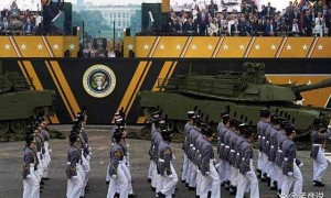 解放军刚透露大消息，意识到不对劲的特朗普，紧急召回800名大将