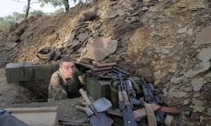 极限大营救！俄上尉肩扛重伤战友狂奔2.5公里，不顾乌军无人机威胁，救下战友一命！