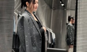 42岁陈妍希亮相活动，亮片西装配超短裤又美又飒，看着像二十出头