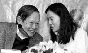 原创 
            没想到，杨振宁去世后，49岁妻子翁帆，竟因一个动作实现口碑暴涨