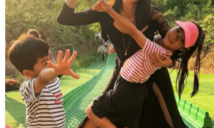 章子怡日本现身，透视上衣搭配高腰阔腿裤，一双儿女太可爱！