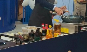 刘强东直播炒菜，提及贾国龙、罗永浩，还喊话王兴