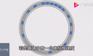 假期高速堵车堵出松弛感！有人路中间打羽毛球，还有人下车钓鱼首竿即中