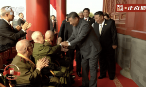 习近平同出席纪念大会的各国嘉宾登上天安门城楼