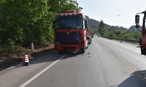 大货车超车时撞上超载摩托车致3人死亡，调查报告：死者最大的仅15岁