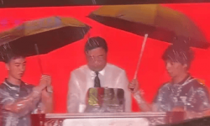 “学生给校长撑伞淋湿校长”，浙工大回应