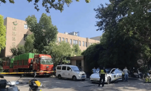 上海学生午餐虾仁炒蛋紧急停供持续发酵，闵行区市监局介入，家长称“菜臭得吃到吐”