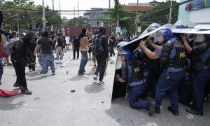 菲律宾上万人游行抗议防洪工程腐败，中使馆紧急提醒