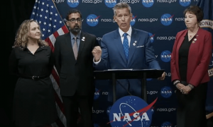 NASA宣布在火星上发现生命迹象，然后要找白宫出钱，把样本运回地球