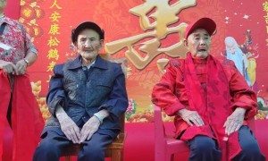 重庆103岁哥哥参加100岁弟弟生日宴，家人：他俩粗茶淡饭从不挑食，家族有长寿基因