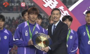 江苏省委书记、省长，分别为“苏超”冠亚军颁奖