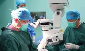 22岁孕妇突遭黑熊袭击，靠迅速装死逃生！头面部大面积撕裂，右眼球脱出