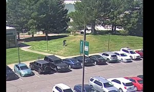 柯克枪案嫌犯与律师谈话后保持沉默，监控曝光其枪击前后反常画面：先跛行，后疾跑